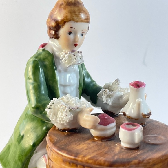 Handpainted Seated Victorian Figures Porcelain Ceramic - Picture 10 of 13